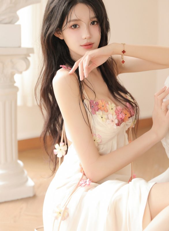 米白色吊带睡裙 居家木地板上柔美浪漫写真图集手机壁纸_次元岛