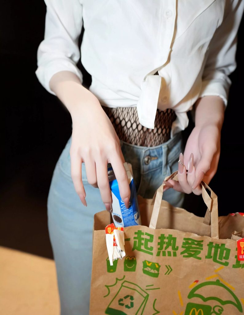 图片[1]_7p娇小苗条短发网红美女 白衬衫牛仔裤穿搭居家写真美照 手机壁纸_次元岛