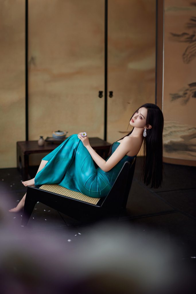 图片[4]_9P国风美女一袭孔雀绿抹胸连衣裙禅意写真手机壁纸_次元岛