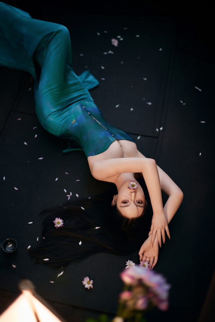 图片[1]_9P国风美女一袭孔雀绿抹胸连衣裙禅意写真手机壁纸_次元岛