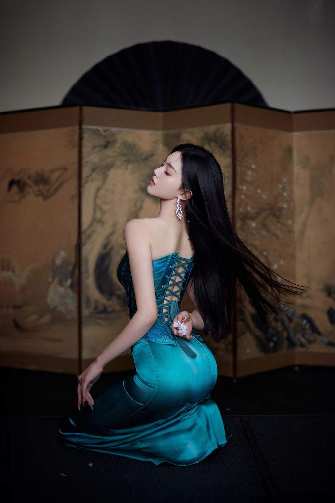 图片[2]_9P国风美女一袭孔雀绿抹胸连衣裙禅意写真手机壁纸_次元岛