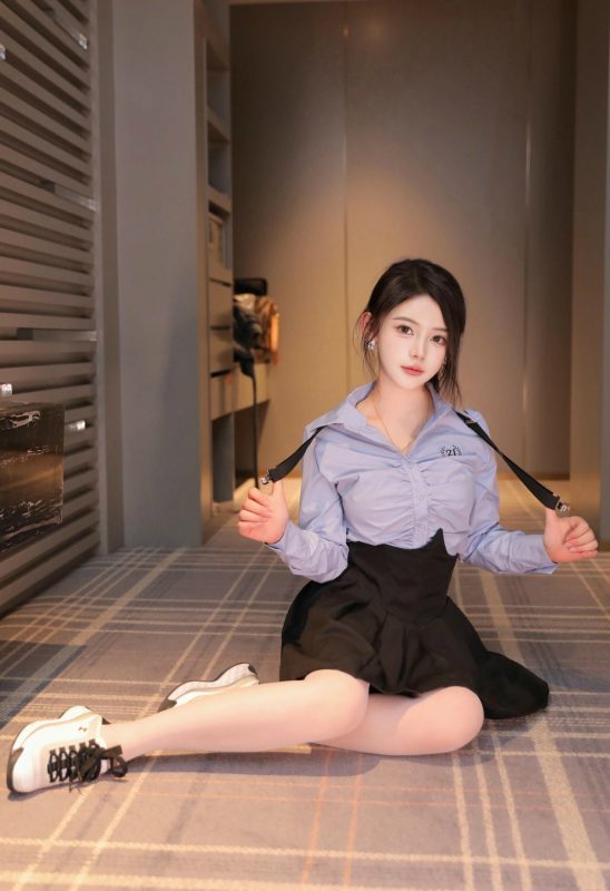 9P美女爱酱里蓝色衬衫搭配性感黑色背带裙丝袜穿搭私房写真套图_次元岛