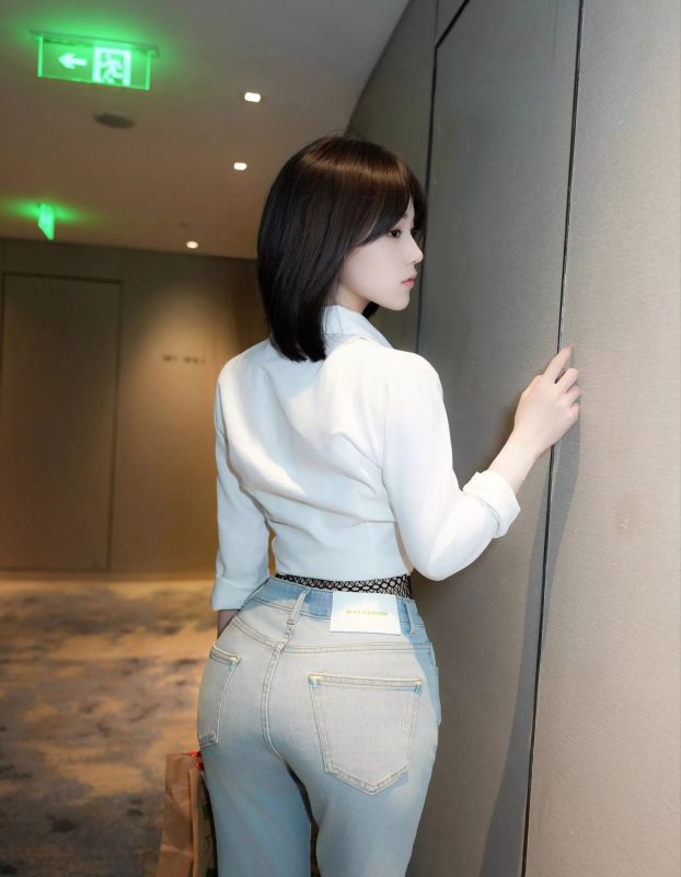 7p娇小苗条短发网红美女 白衬衫牛仔裤穿搭居家写真美照 手机壁纸_次元岛