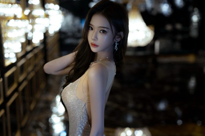 10P身材堪称完美的女神 身着吊带连衣裙在餐桌旁尽显完美身姿_次元岛