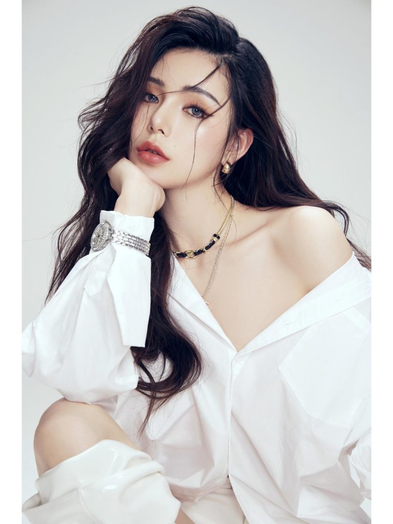 图片[1]_9P卷发发型美女御姐 温柔又充满力量 慵懒衬衫美女杂志风格写真美图_次元岛