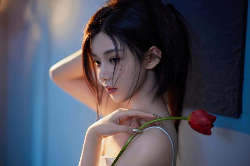 9P吊带睡裙美女一个人沙发氛围感写真图片_次元岛