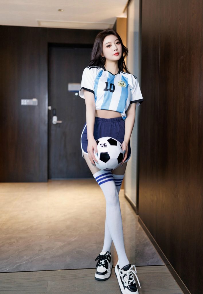 图片[1]_10P网红美女杨晨晨足球宝贝 身着球衣短裤居家写真图片_次元岛