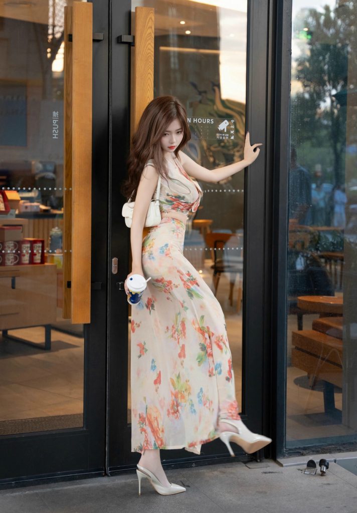 图片[4]_19P苗条身材美女模特儿拍黄瓜碎花裙穿着街拍写真图片_次元岛