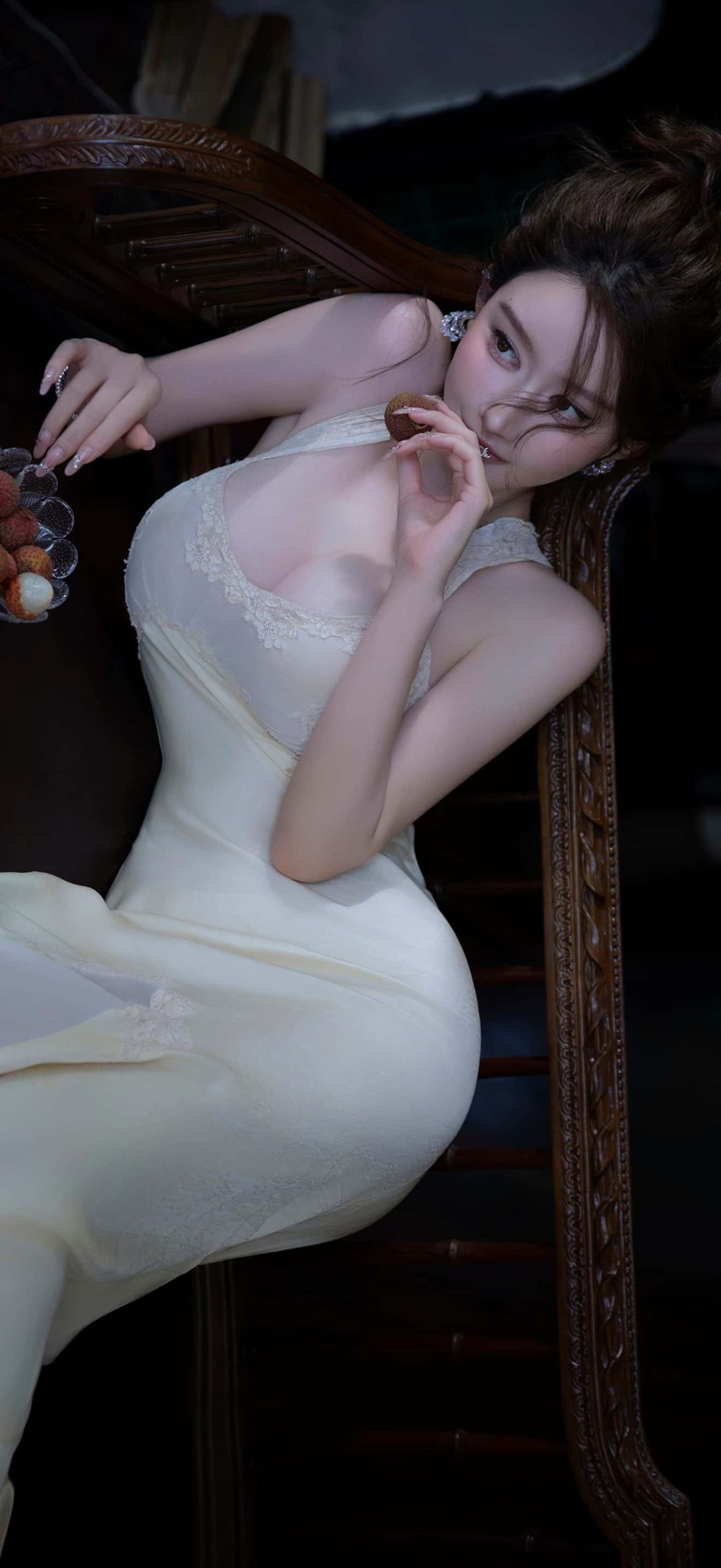 8P唯美复古风女生 蕾丝裙持荔枝 复古 椅优雅写真 氛围感女生写真_次元岛