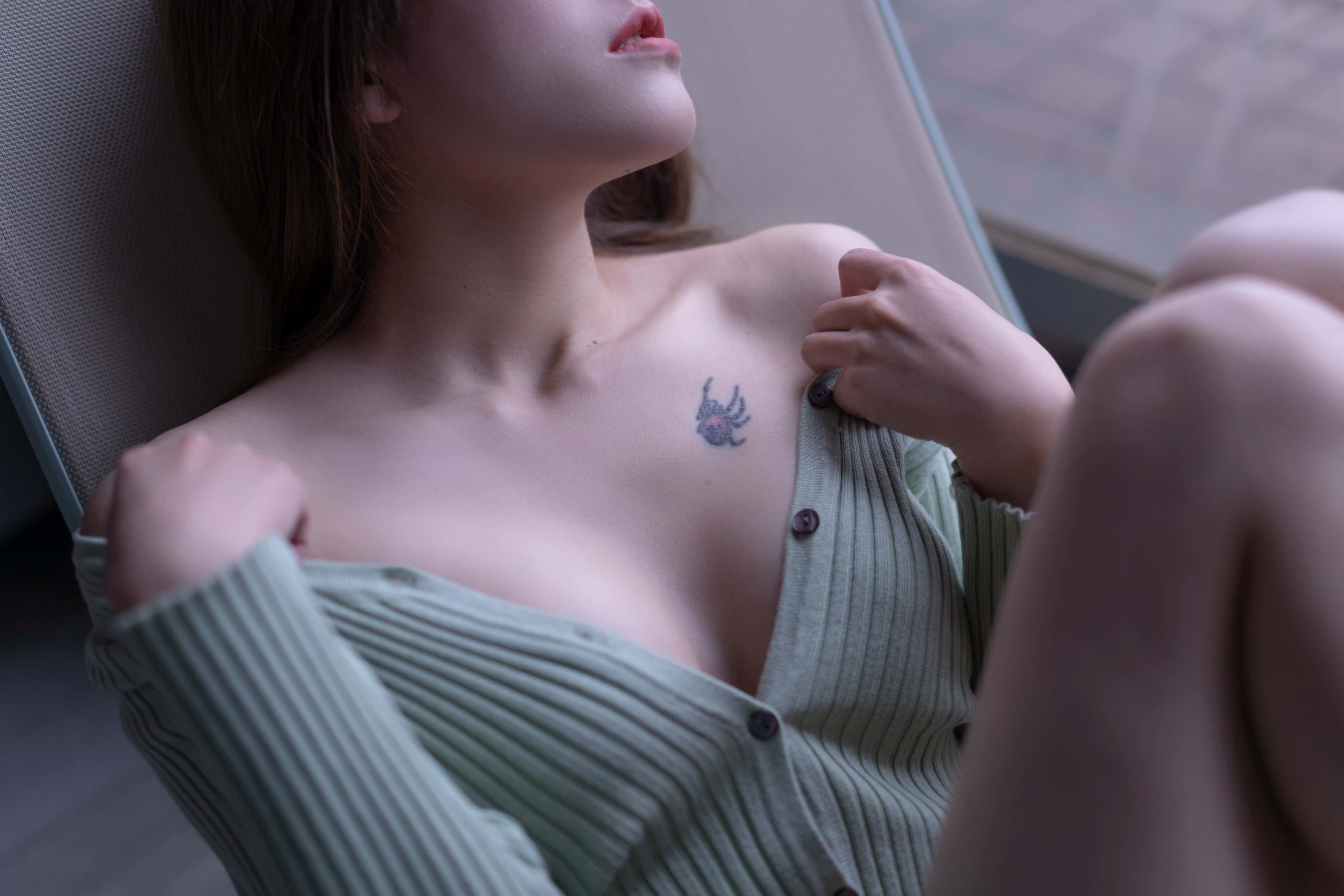 79P1V鹿八岁baby 椅子芷绿 高清美女图片NO.005_次元岛